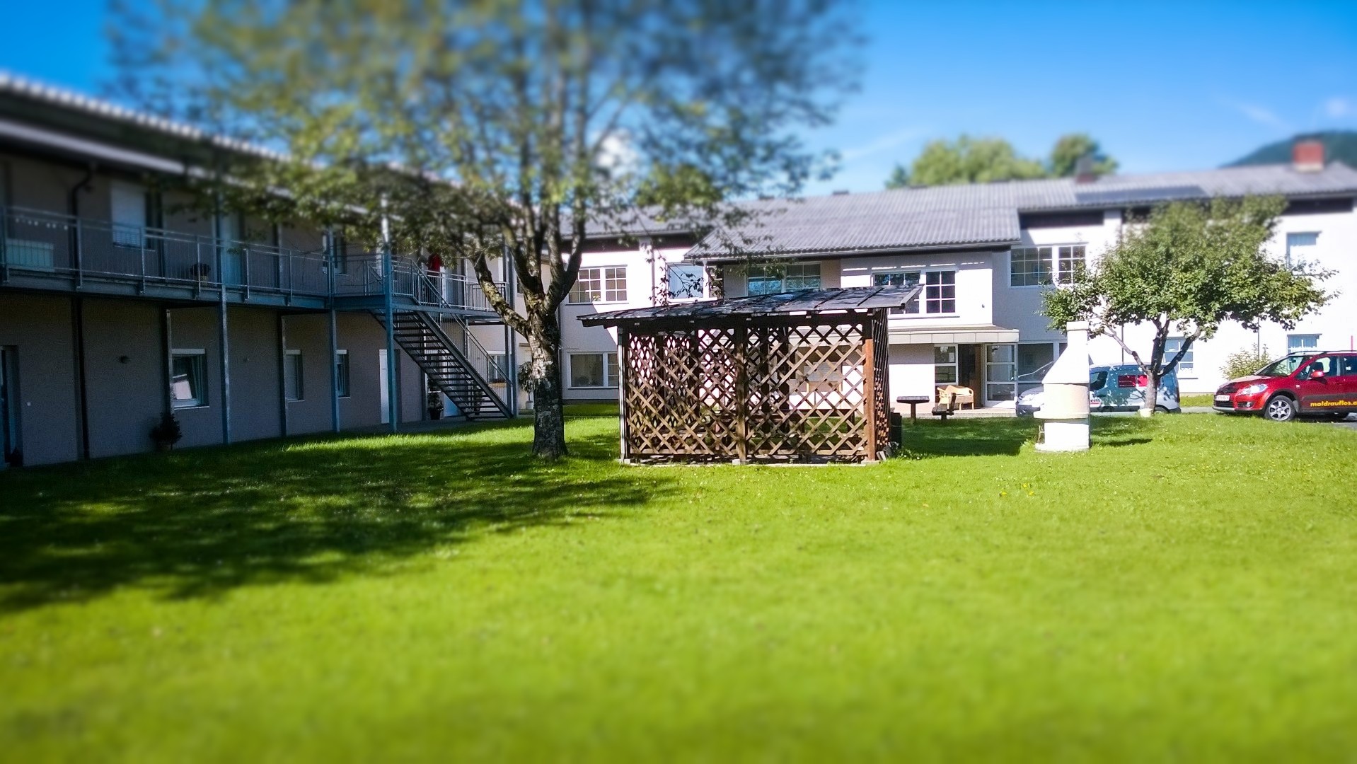 Großer Garten mit Laube und Griller